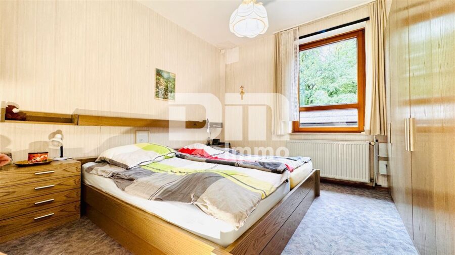 Modernisiertes Einfamilienhaus auf riesigem Grundstück mit Carport und Nebengebäude - EG Schlafzimmer